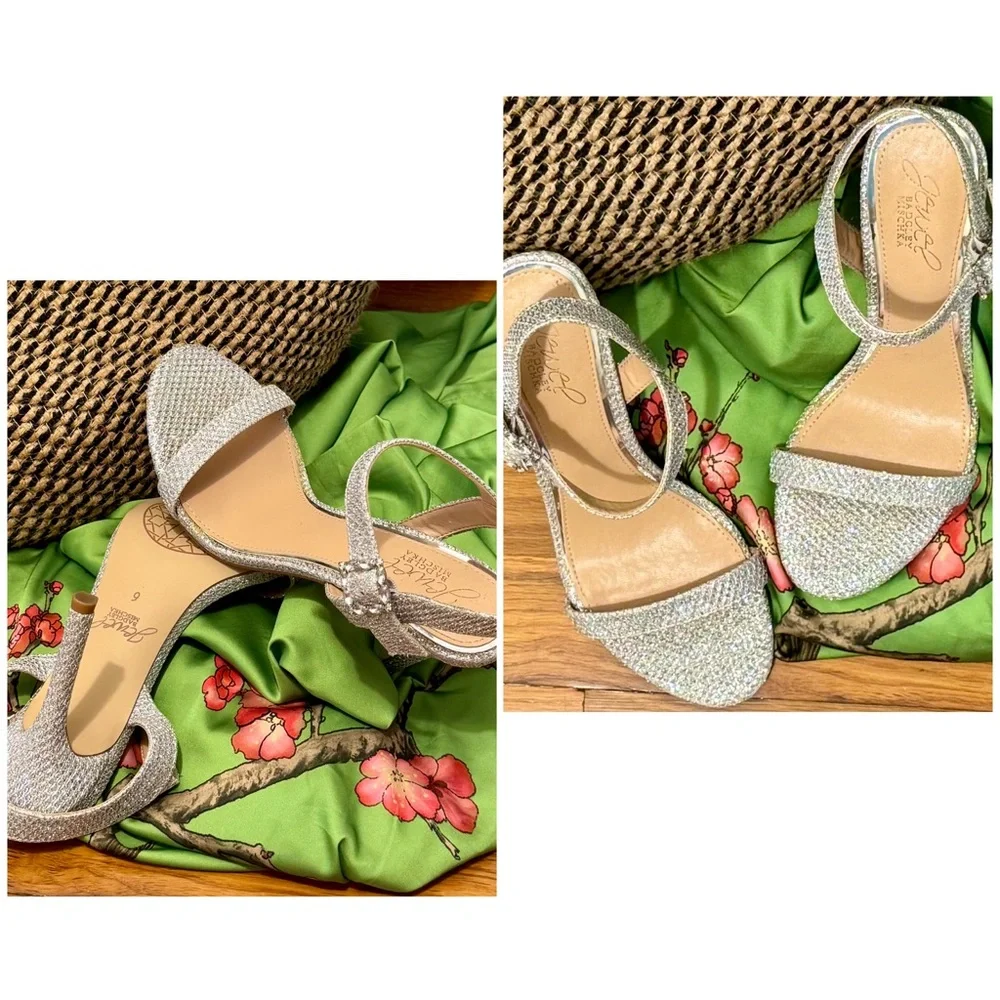 NWOB Crystal Rhinestone Buckles on Strappy Silver Glitter Heel Sandal Pump